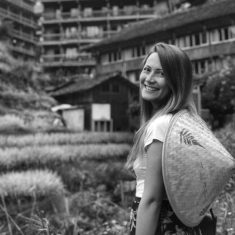 Mónica Páez / 莫妮卡<br />
Senior Architect <br />
高级建筑设计师<br />
Colombian <br />
_______________________<br />
Color: Pink<br />
Movie: Inception<br />
Hobby: Photography<br />
Food: Pizza<br />
Nickname: Moni